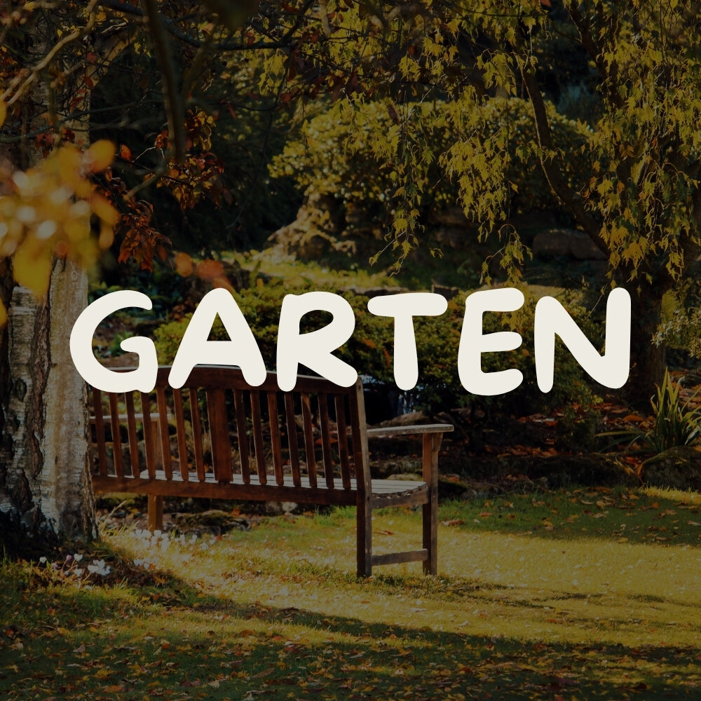 Gartenbank unterm Baum im Garten stehend