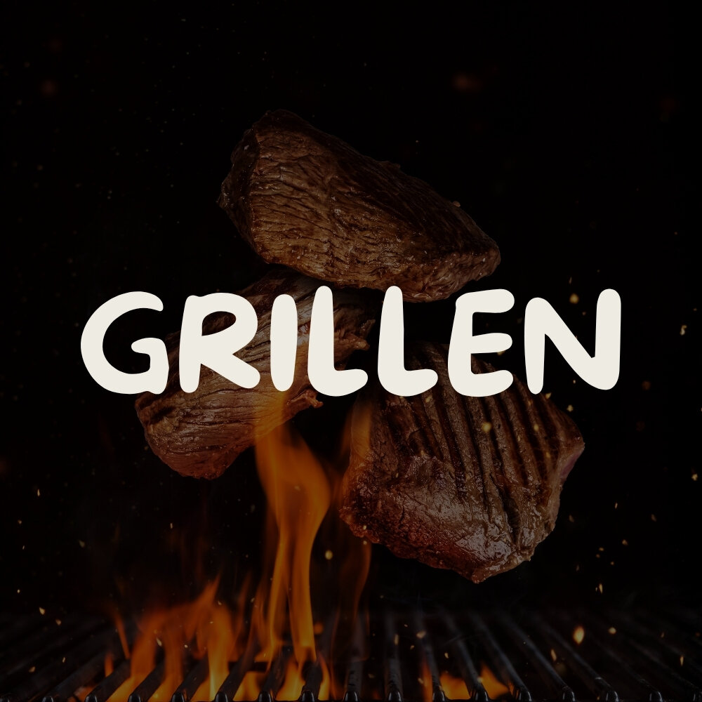 Fleisch auf einem Grillrost mit Feuerflamme